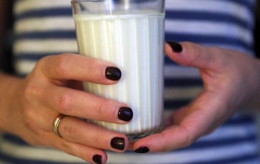 Лікар закликав жінок скоротити споживання молока для захисту від раку грудей
