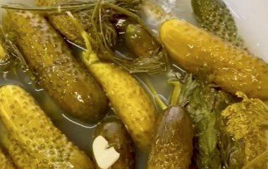 Справжні бочкові хрусткі огірки: простий секрет ферментації, як у бабусі