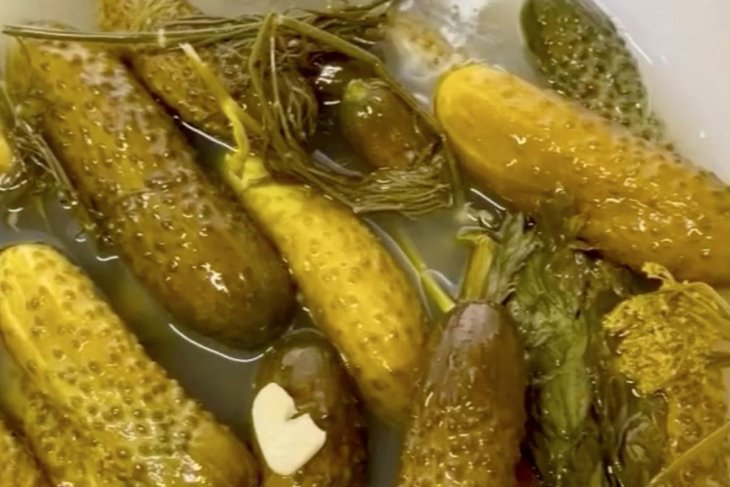 Справжні бочкові хрусткі огірки: простий секрет ферментації, як у бабусі
