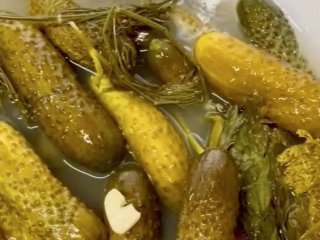 Справжні бочкові хрусткі огірки: простий секрет ферментації, як у бабусі