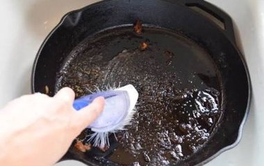 Як легко почистити сковорідку від багаторічного нагару: простий лайфгак