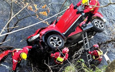 Жінка стрибнула у крижану воду, щоб врятувати водійку авто, яке впало у річку з висоти 4 м – фото