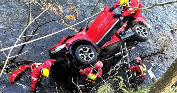 Жінка стрибнула у крижану воду, щоб врятувати водійку авто, яке впало у річку з висоти 4 м – фото