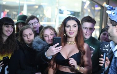 «О, Боги»: Седокова позавидовала Джоли после видео с пчелами