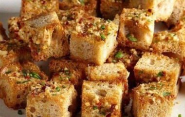 Чесночные гренки из белого хлеба: простой рецепт вкусного снека