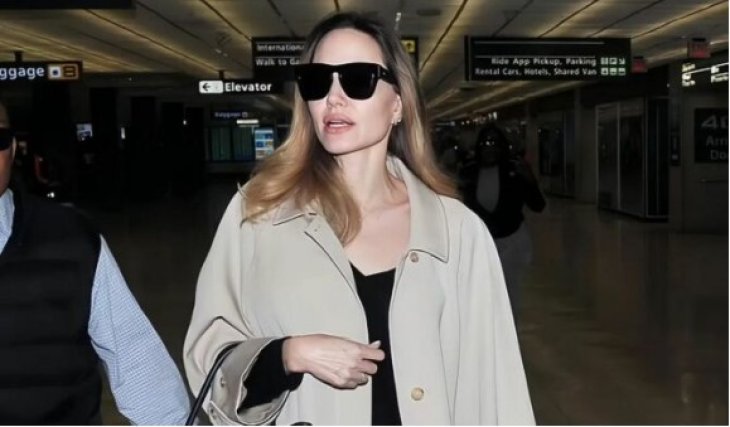 Анджелина Джоли показала, как женщинам после 45 лет носить самое трендовое пальто этой весны