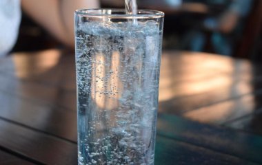 Користь і шкода газованої мінеральної води: думка фахівців