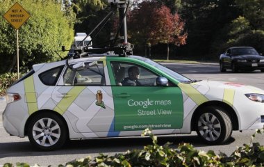 Чоловік потрапив голяка на Google Street View і подав до суду: який результат