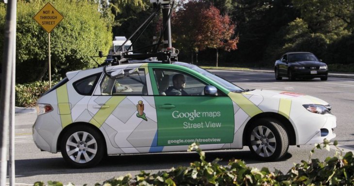 Чоловік потрапив голяка на Google Street View і подав до суду: який результат
