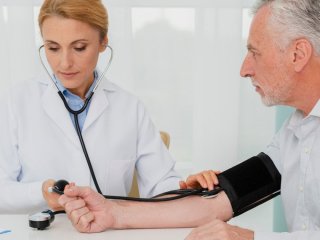 Чи зобов’язаний сімейний лікар давати пацієнтам свій особистий номер телефону: пояснення експертів