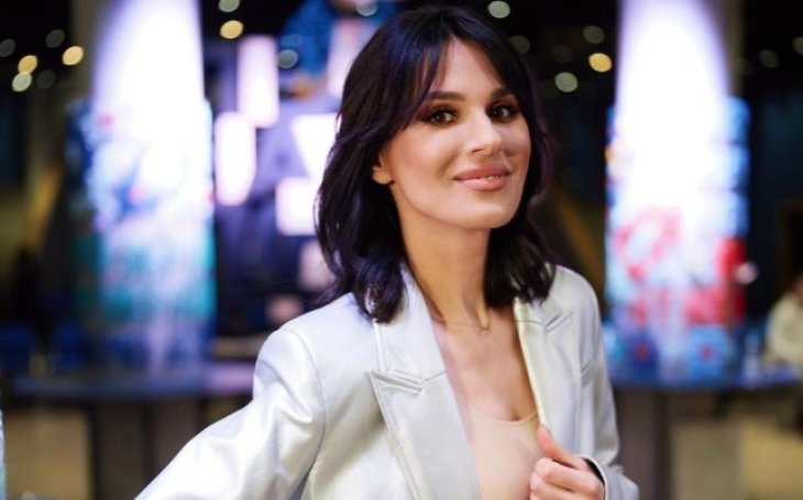 Уставшая Маша Ефросинина без макияжа и с патчами под глазами показалась после ночи в кладовке