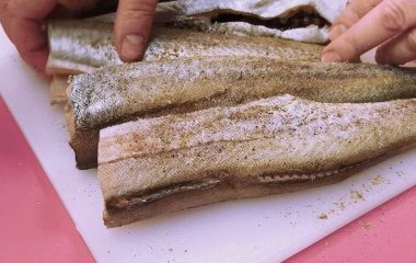 Як смачно приготувати минтай в духовці: секрет у соусі, який зробить рибу смачнішою за форель