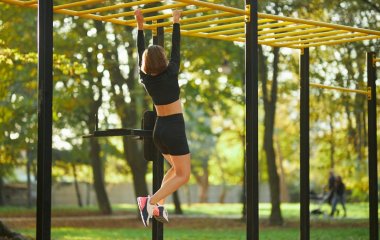 Що буде, якщо щодня висіти на турніку по хвилині?