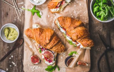 Круассан с рикоттой и инжиром