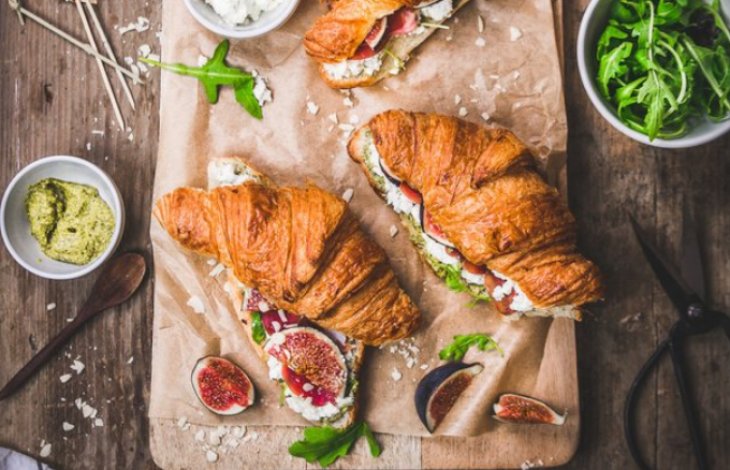 Круассан с рикоттой и инжиром