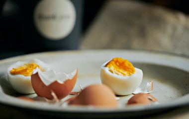 Как быстро и легко почистить вареные яйца: Три действенных способа от опытных хозяек