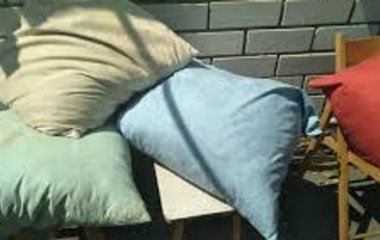Чому не потрібно викидати старі подушки: шість ефективних способів використання в будинку та на дачі