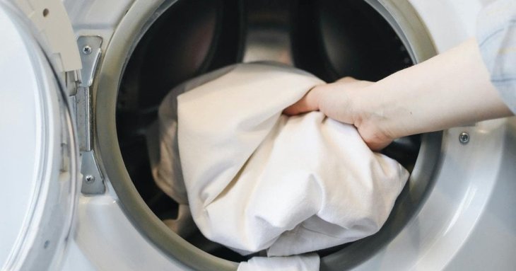 За якої температури прати білі речі, щоб вони залишалися яскравими та без плям: про це знають не всі