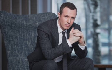 Черный от горя сын едва держался на ногах у гроба Верника