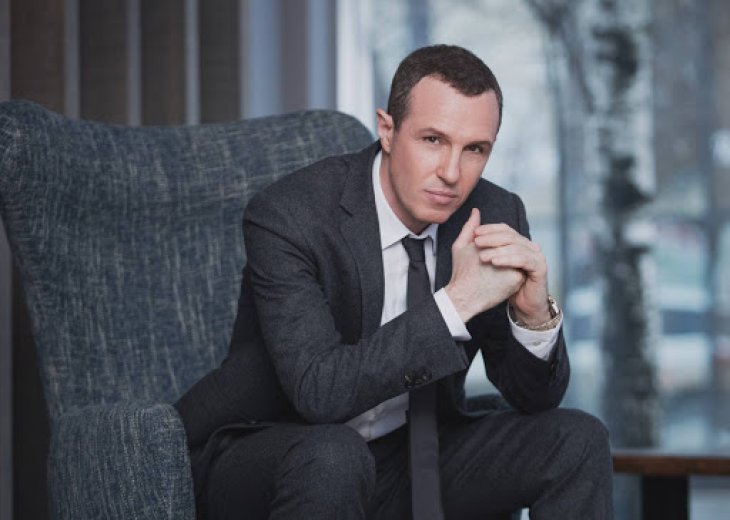 Черный от горя сын едва держался на ногах у гроба Верника