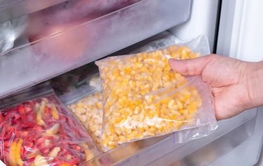 Які продукти в жодному разі не можна заморожувати, та господині чомусь кладуть їх до морозилки