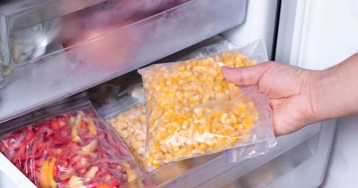 Які продукти в жодному разі не можна заморожувати, та господині чомусь кладуть їх до морозилки