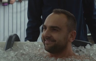 У Польщі майже 200 людей опинилися в басейні з льодом: що сталося – фото