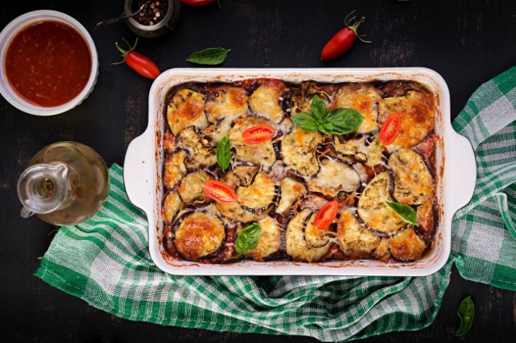 Универсальный гарнир: рецепт запеченных с брынзой баклажанов по-итальянски