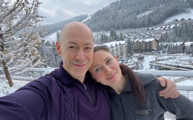 Жена Дмитрия Гордона показалась с мужем и призналась, как они проводят время перед Новым годом