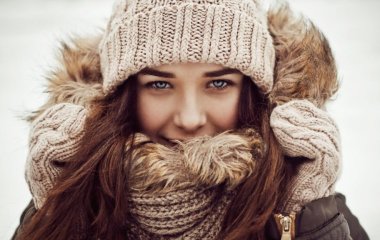 Монохром и oversize: самые распространенные ошибки при сочетании шапки и шарфа зимой (фото)