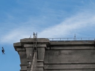 Голий екстремал стрибнув з верхівки Бруклінського мосту та дивом вижив (відео)