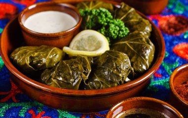 Аппетитная долма: рецепт нежного фарша в виноградных листья