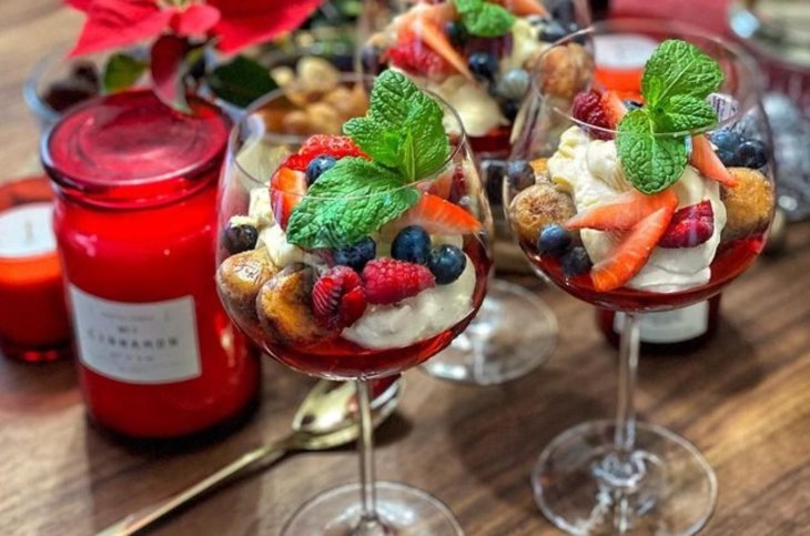 Йогуртовое наслаждение: самый мягкий и простой десерт с ягодами