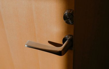 Зробіть так, коли будете самі вдома: як фольга на дверній ручці допоможе вас захистити