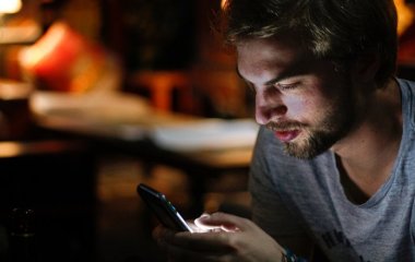 Дослідження: синій колір від гаджетів прискорює старіння