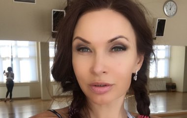 Эвелина Бледанс позировала в оригинальном спортивном костюме