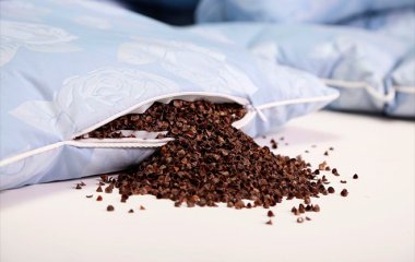 Сомнолог розвіяв міф про користь гречаних подушок