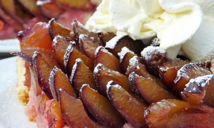 Рецепт выходного дня: сливовый пирог