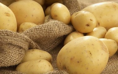 Чим почистити молоду картоплю, коли немає ножа: 5 простих способів
