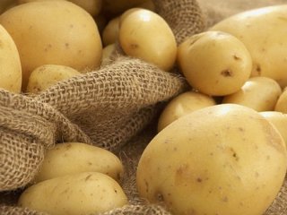 Чим почистити молоду картоплю, коли немає ножа: 5 простих способів