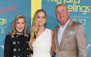 Дженнифер Лоуренс с родителями на премьере фильма 