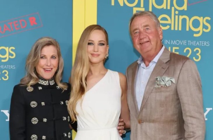Дженнифер Лоуренс с родителями на премьере фильма 