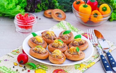 Бюджетная и особенная закуска: готовим баранки с фаршем
