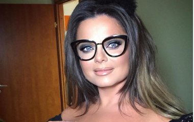 Наталья Королева вышла на сцену в комбинезоне с короткими штанинами