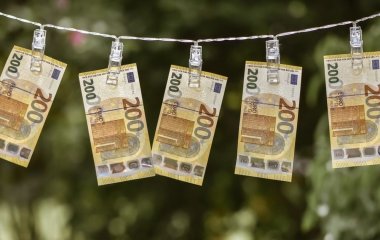 Комунальники знайшли пакет із валютою та викинули у сміття: як усе закінчилося