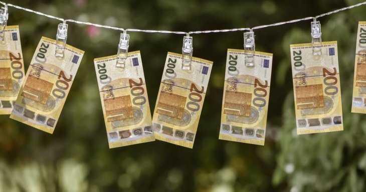 Комунальники знайшли пакет із валютою та викинули у сміття: як усе закінчилося