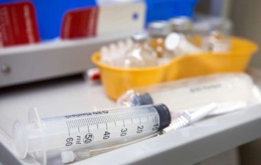 Медики объяснили, стоит ли делать плановые прививки во время эпидемии