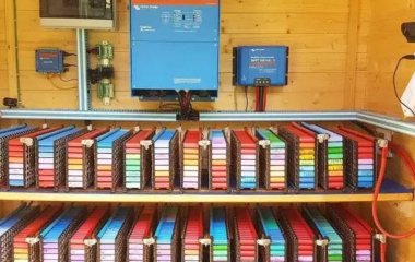 Чоловік вісім років живить свій дім, використовуючи батарейки для ноутбуків — фото