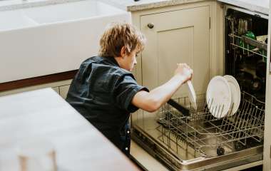 Как эффективно почистить посудомоечную машину