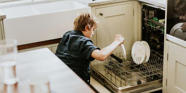 Как эффективно почистить посудомоечную машину
